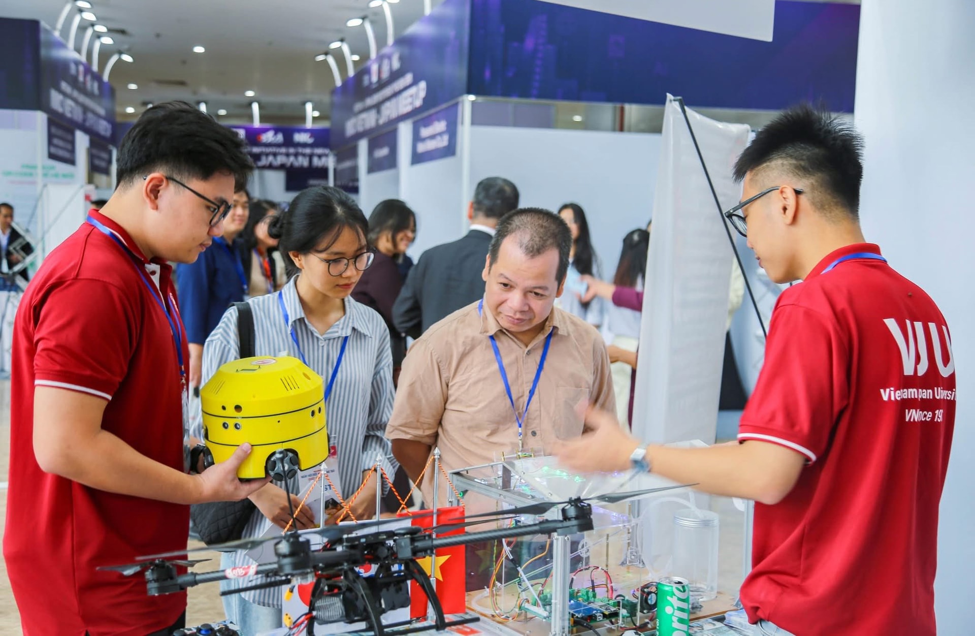 Introducing the unmanned aerial vehicle product of Viet Nhat University, Vietnam National University, Hanoi, at the Vietnam Innovation and Creativity 2025 International Exhibition..jpg