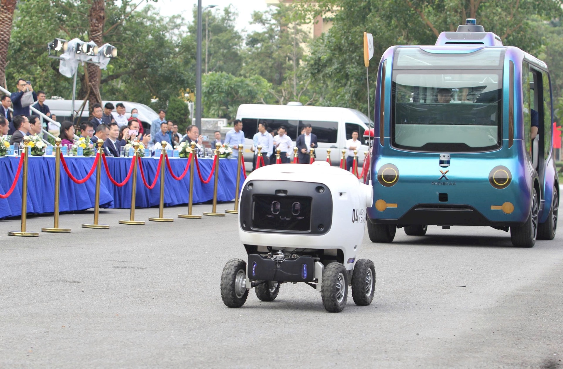 Technology presentation introducing digital transformation products and solutions of Vietnamese enterprises at Vietnam International Digital Week 2025..jpg