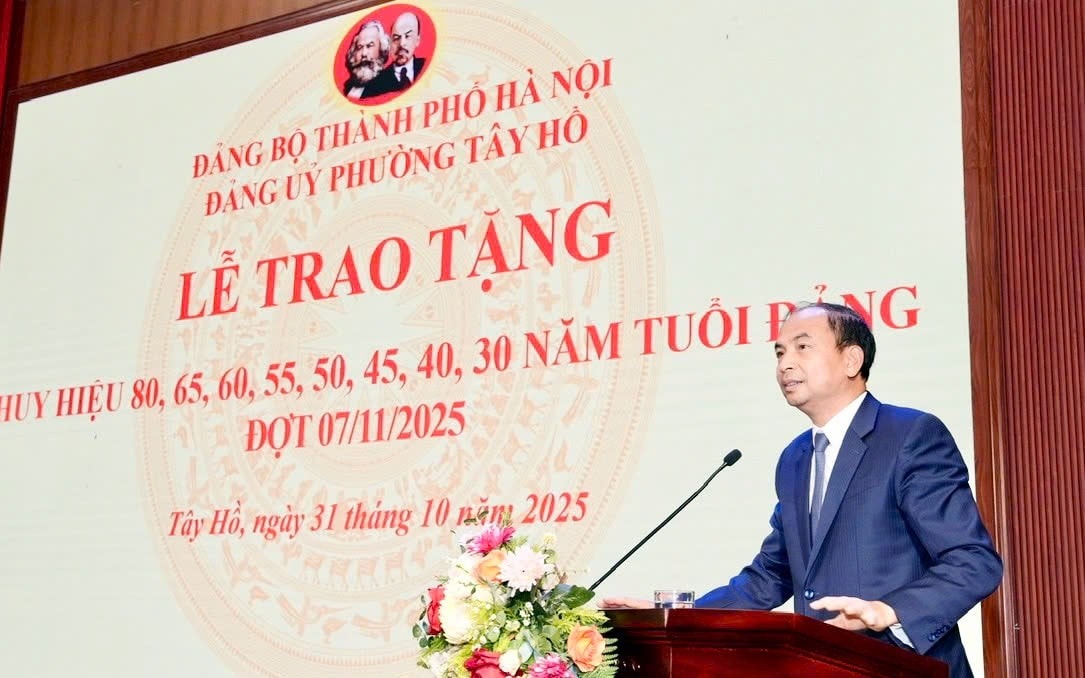 Đảng ủy phường Tây Hồ: Trao Huy hiệu Đảng tặng 129 đảng viên
