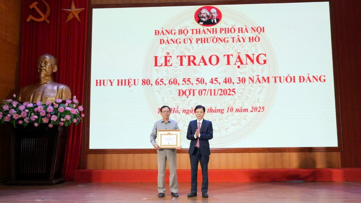 Đảng ủy phường Tây Hồ: Trao Huy hiệu Đảng tặng 129 đảng viên
