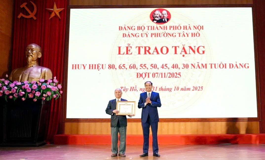 Đảng ủy phường Tây Hồ: Trao Huy hiệu Đảng tặng 129 đảng viên