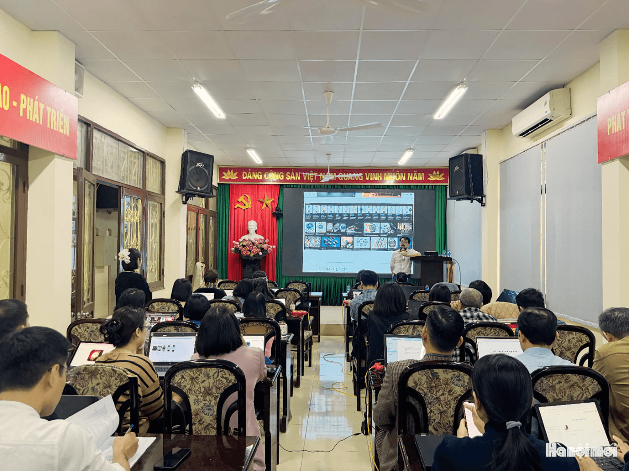 Lớp học được đông đảo các phóng viên, biên tập viên Báo Hà Nội Mới tham gia.