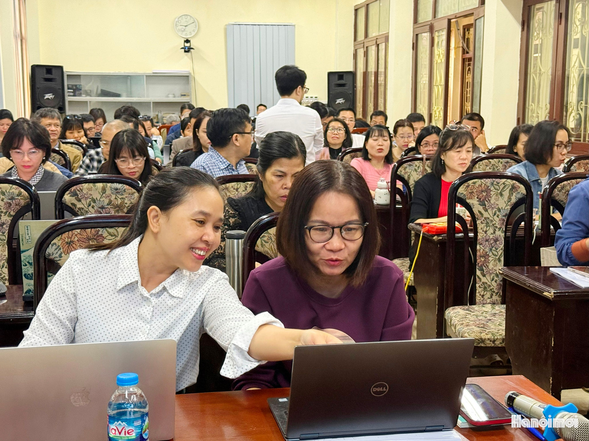Các học viên sôi nổi trao đổi trên những kiến thức mới mẻ của công nghệ AI.