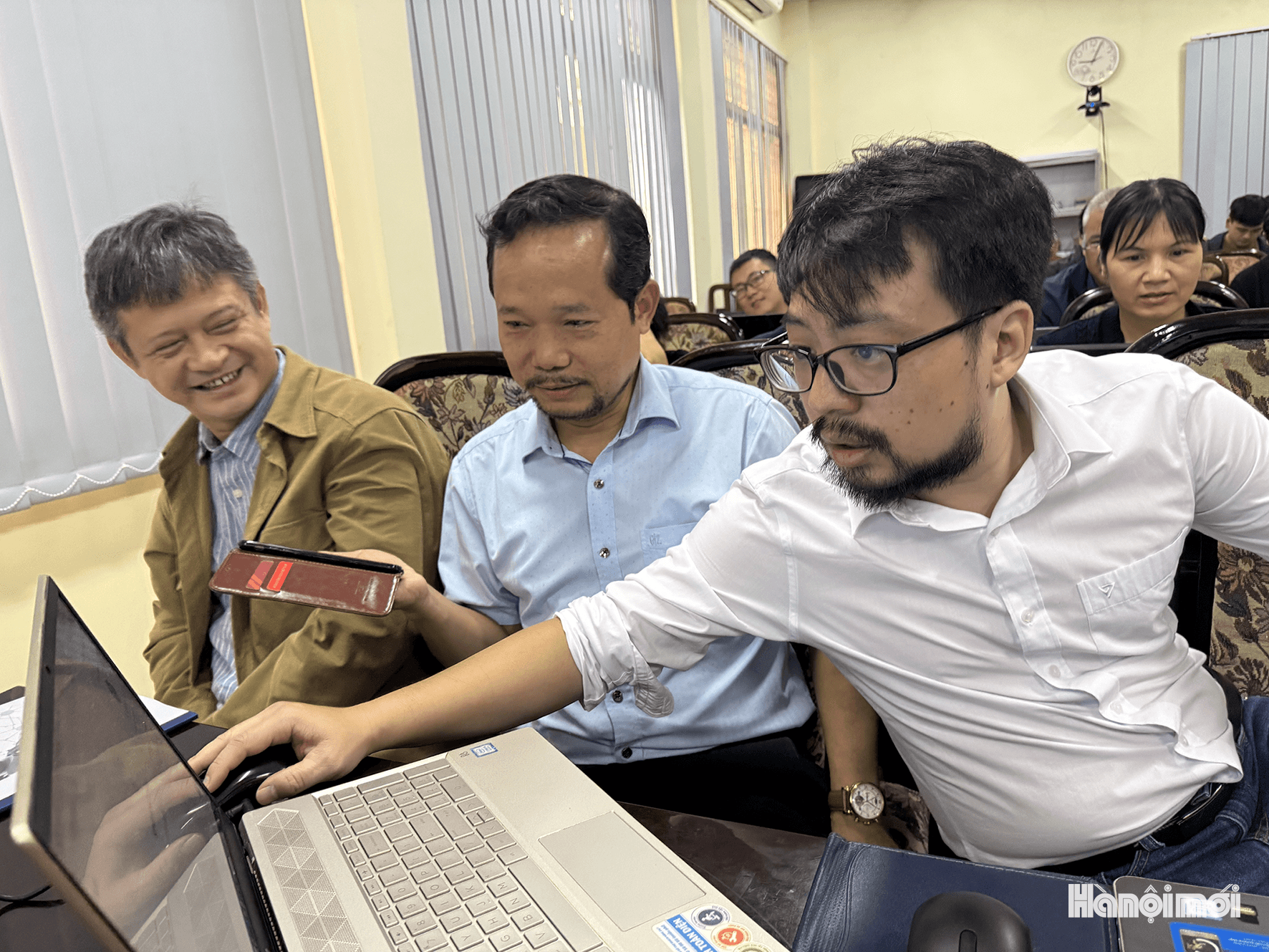 Thầy giáo Phong Anh tận tình hướng dẫn trực tiếp cho học viên còn chưa hiểu.