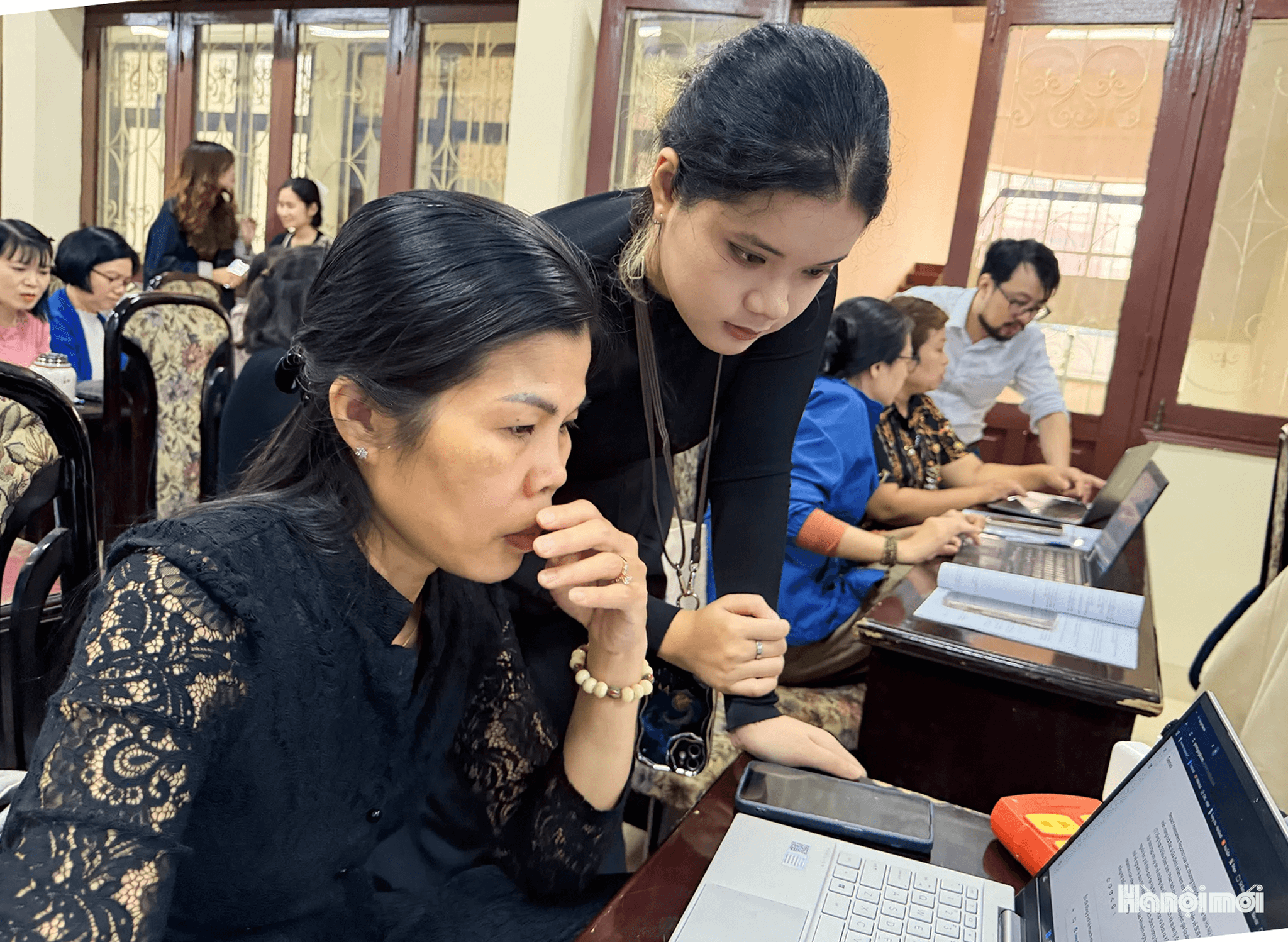 Các trợ giảng tận tình hướng dẫn những thắc mắc của học viên, buổi học sẽ kết thúc vào chiều 11-1.