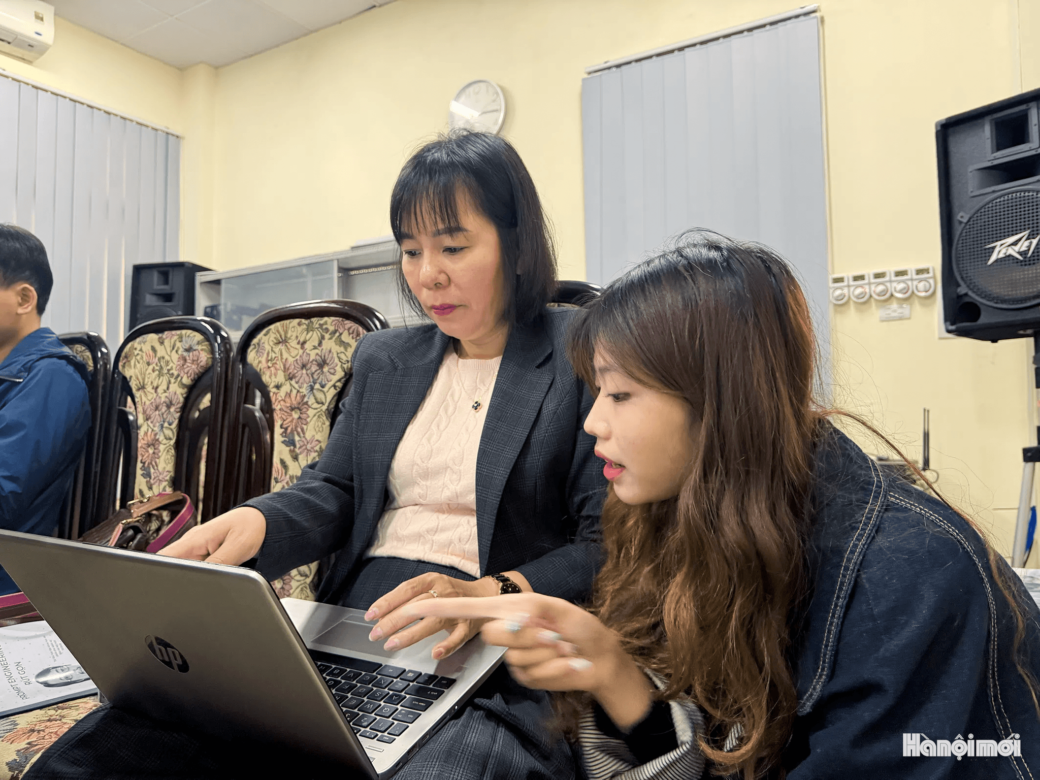 Các trợ giảng tận tình hướng dẫn những thắc mắc của học viên.