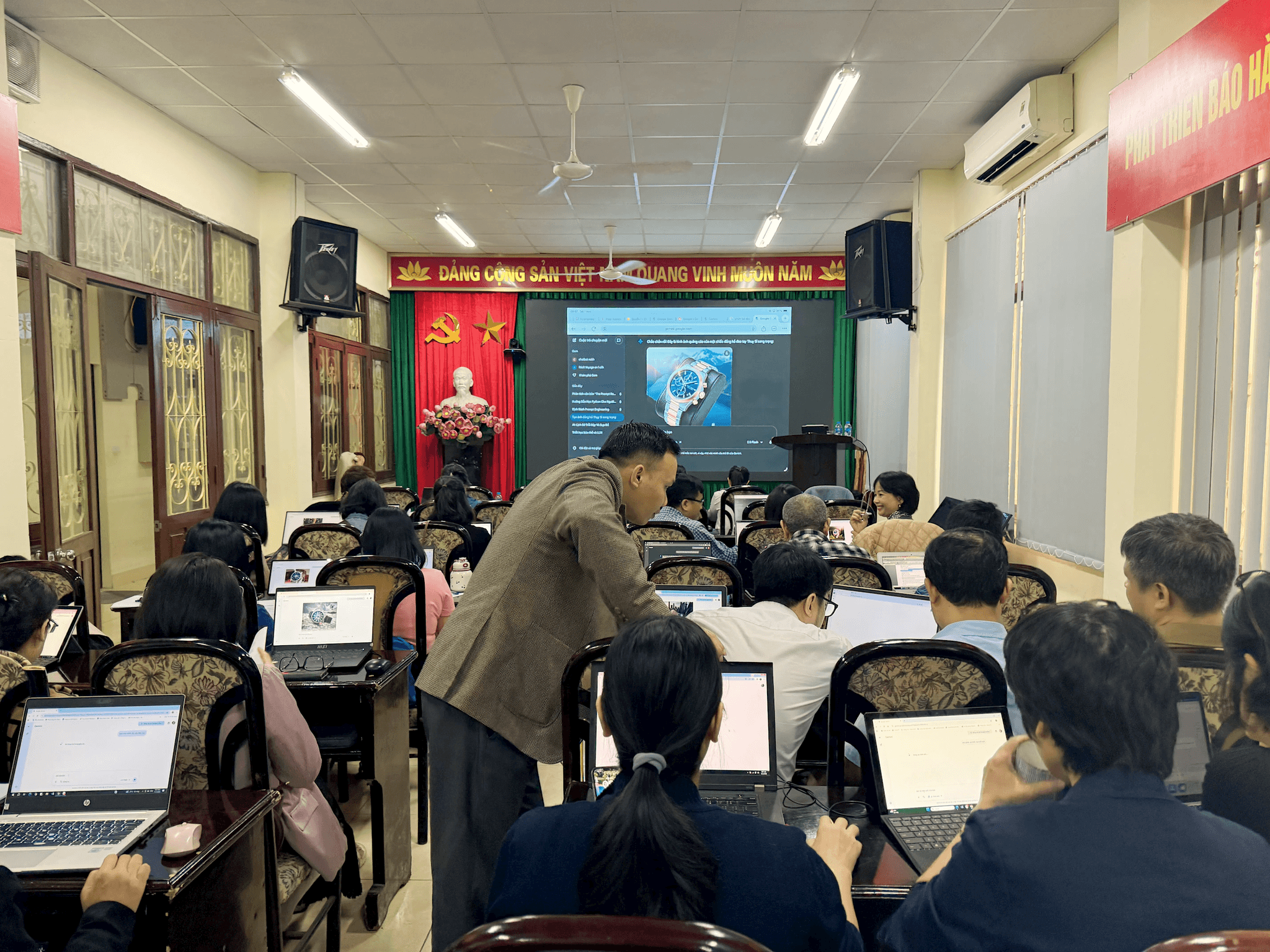 Các học viên cùng sôi nổi trao đổi với thầy giáo những vấn đề còn thắc mắc.