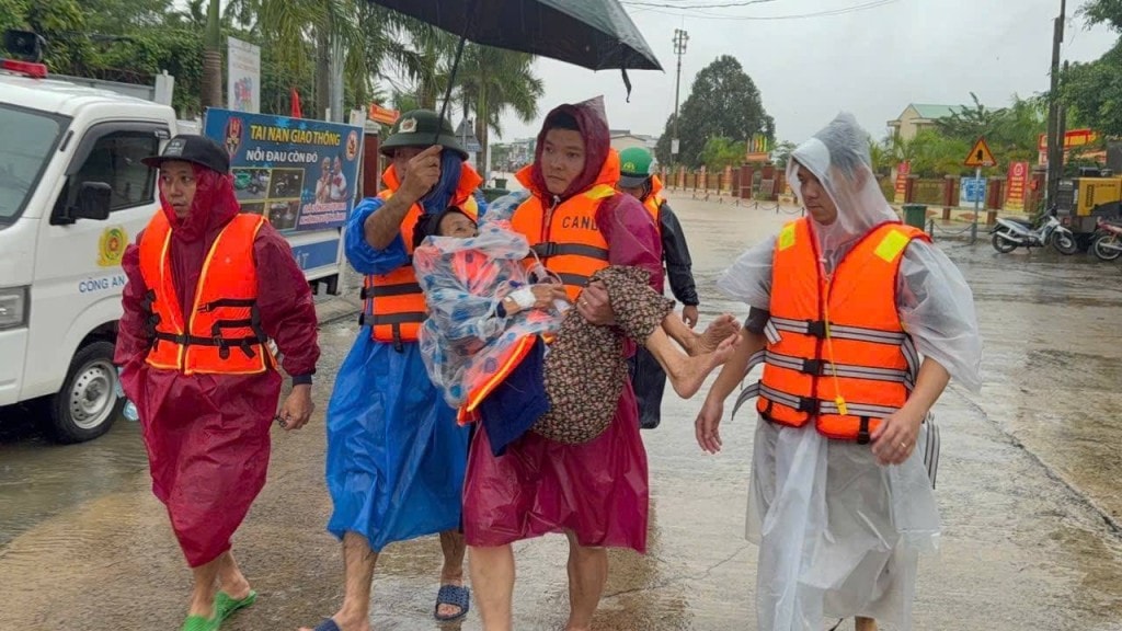 Lực lượng CATP Đà Nẵng trở thành những người lính tiên phong, mang sự hỗ trợ toàn diện đến người dân ngay giữa bối cảnh gian nan.