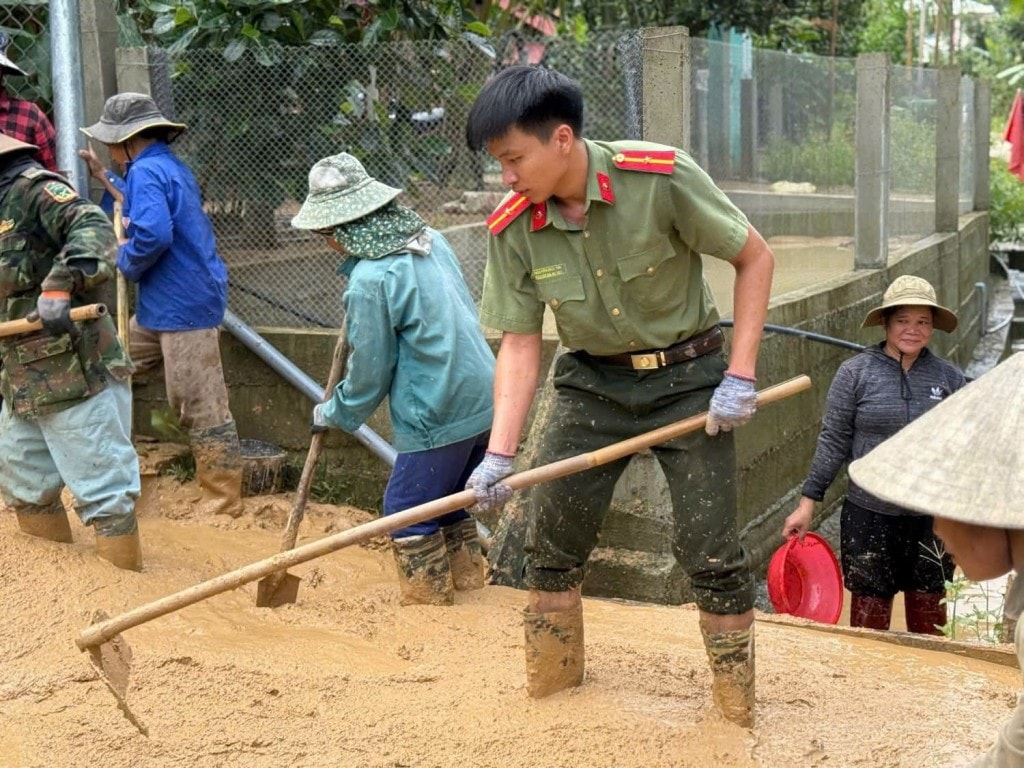 Cán bộ, chiến sĩ CATP Đà Nẵng cùng người dân xắn tay áo dọn dẹp nhà cửa và đường sá sau lũ.