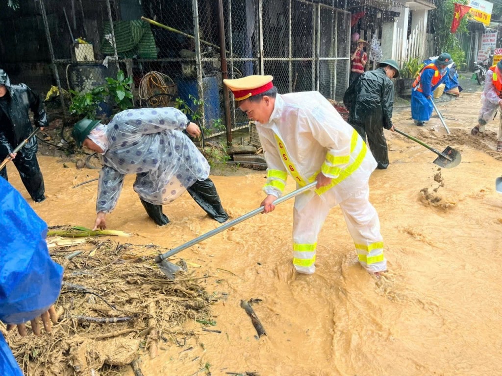 Đồng hành cùng dân khắc phục hậu quả  sau mưa lũ