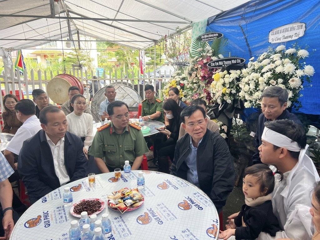 Chủ tịch UBND Tỉnh Lâm Đồng Hồ Văn Mười đến thăm hỏi và động viên gia đình có người thân mất do mưa lụt (Ảnh: CTV)