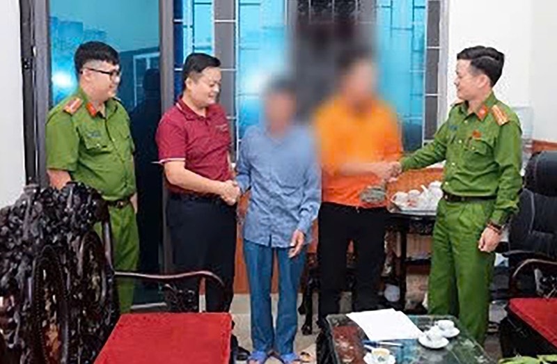 Công an xã và đại diện ngân hàng Agribank làm việc với gia đình ông Đ Công an xã và đại diện ngân hàng Agribank làm việc với gia đình ông Đ