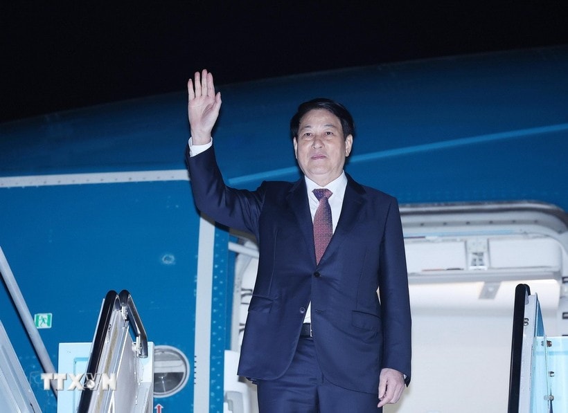 Chủ tịch nước Lương Cường rời sân bay Gimhae, kết thúc tốt đẹp chuyến tham dự Tuần lễ Cấp cao APEC lần thứ 32 và làm việc song phương tại Hàn Quốc. (Ảnh: Lâm Khánh/TTXVN)