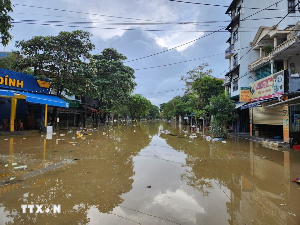Đường Nguyễn Hữu Thọ vẫn còn ngập sâu trong chiều 1/11. (Ảnh: Mai Trang/TTXVN)