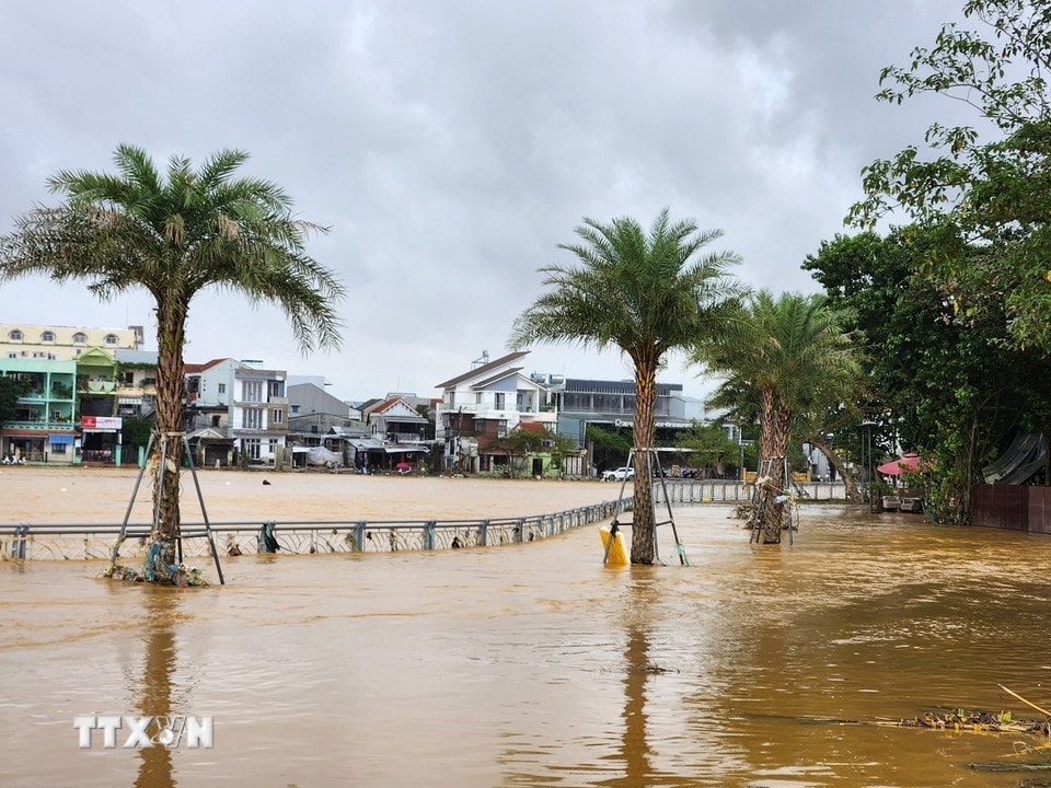 Nước sông Hương dâng nhẹ trong trưa và chiều 1/11. (Ảnh: Mai Trang/TTXVN)
