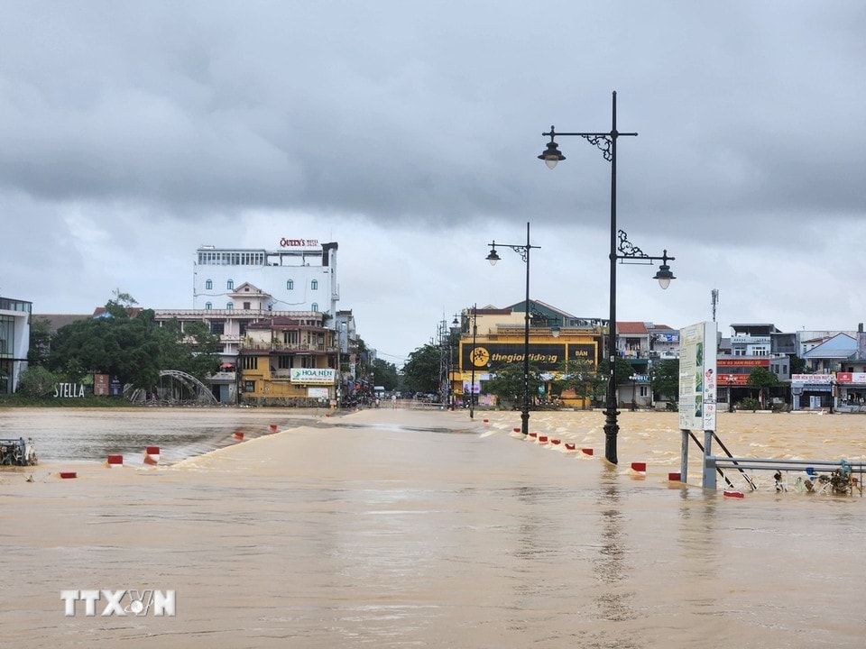 Nước sông Hương dâng nhẹ trong trưa và chiều 1/11. (Ảnh: Mai Trang/TTXVN)