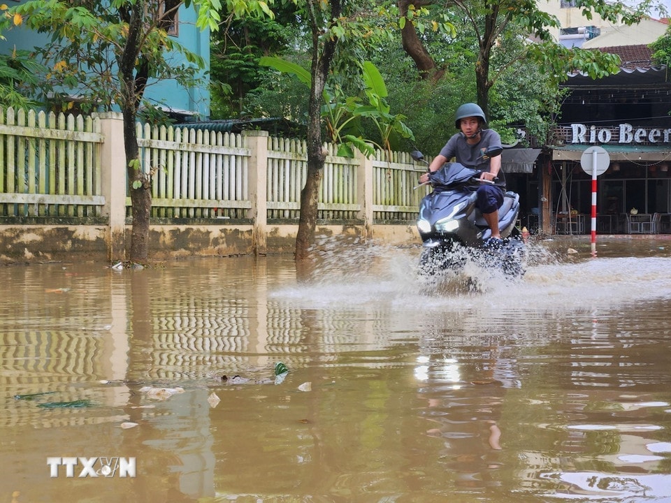Nhiều tuyến đường trung tâm thành phố Huế vẫn còn ngập sâu. (Ảnh: Mai Trang/TTXVN)