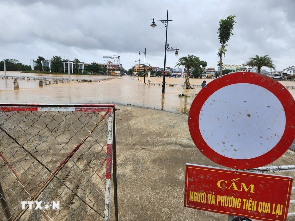 Khu vực Đập Đá vẫn đang cấm người và phương tiện qua lại. (Ảnh: Mai Trang/TTXVN)