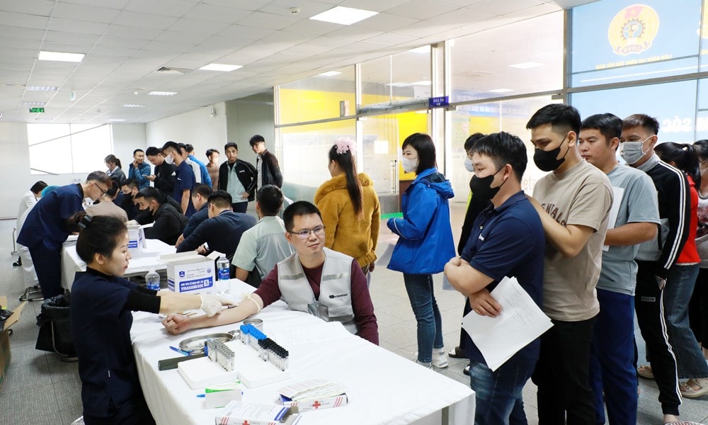 Các nữ đoàn viên được Công đoàn Hà Nội tổ chức khám sức khỏe miễn phí