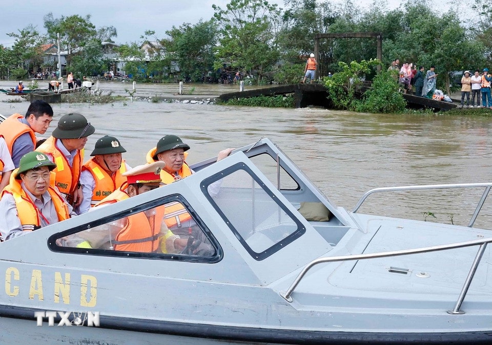 Tổng Bí thư Tô Lâm đến vùng bị chia cắt do mưa lũ tại thôn Khuông Phò Đông, xã Quảng Điền, Thành phố Huế. (Ảnh: Thống Nhất/TTXVN)