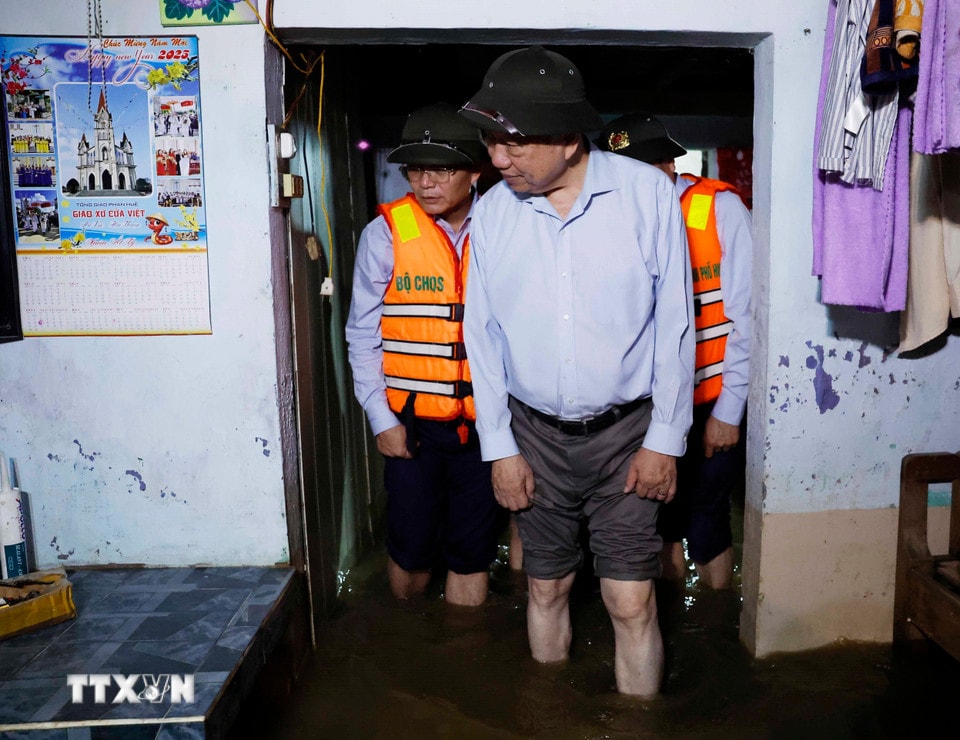 Tổng Bí thư Tô Lâm đến khu vực bị chia cắt do mưa lũ tại thôn Khuông Phò Đông, xã Quảng Điền, Thành phố Huế. (Ảnh: Thống Nhất/TTXVN)