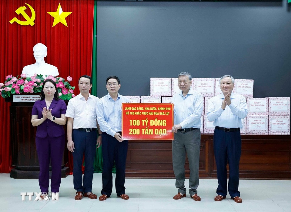 Tổng Bí thư Tô Lâm thay mặt lãnh đạo Đảng, Nhà nước, Chính phủ trao hỗ trợ số tiền 100 tỷ và 200 tấn gạo hỗ trợ, khắc phục hậu quả bão, lũ cho thành phố Huế. (Ảnh: Thống Nhất/TTXVN)