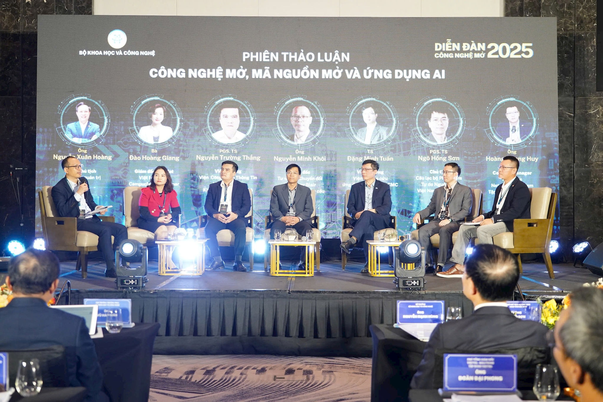 thao-luan-tai-dien-dan.jpg
