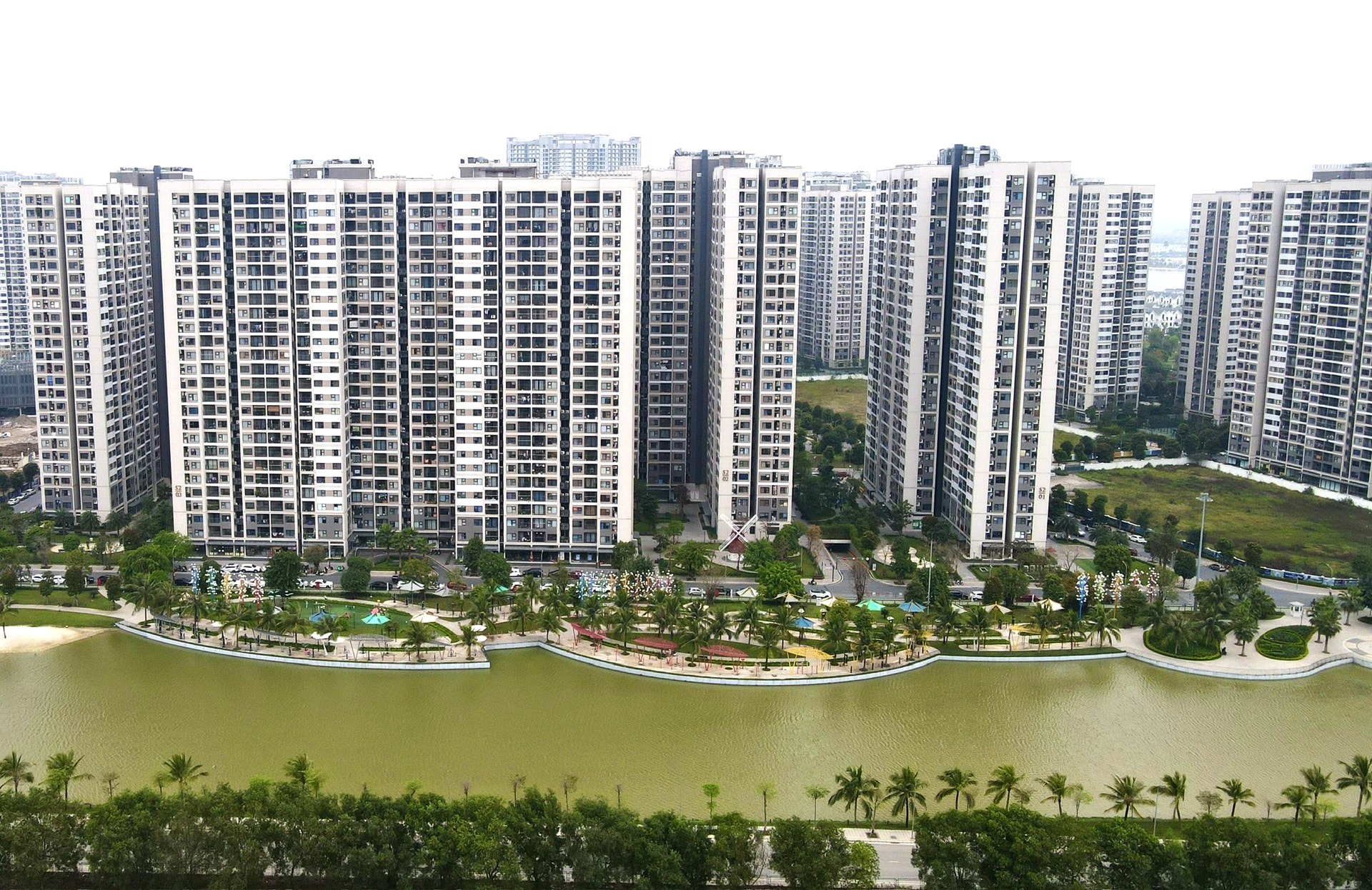 Groene bomen, vijvers en openbare ruimtes creëren een frisse leefomgeving in het stedelijk gebied Vinhome Ocean Park.-Anh Do Tam.jpg