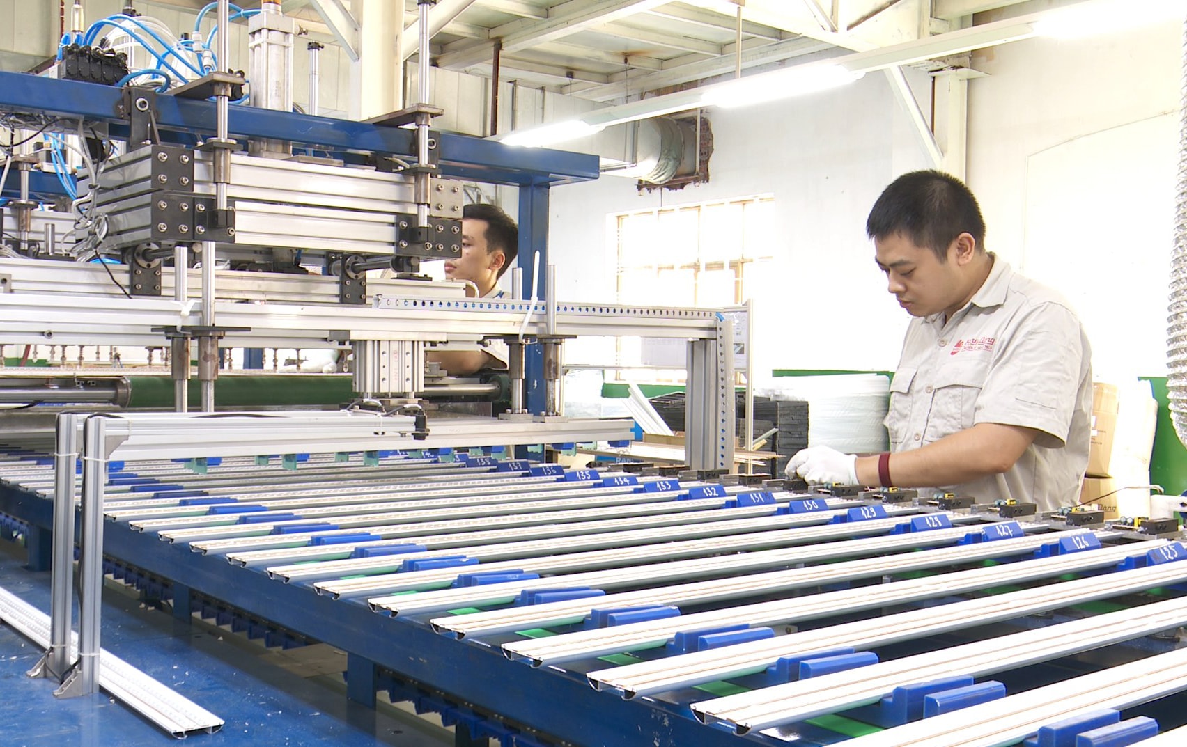 Dong Nai Light Bulb Joint Stock Company gebruikt automatisering om energiebesparende LED-lichtproducten te produceren..jpg