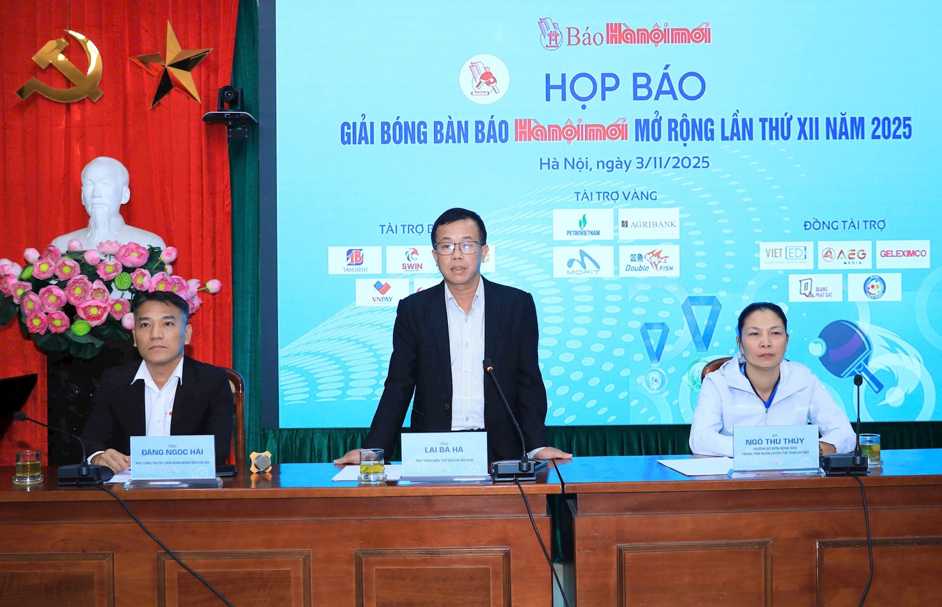 Foto: De redactie van de krant Hanoi maakt tijdens de conferentie van de krant informatie bekend over het tafeltennistoernooi van de voetbalclubs in Hanoi, waarmee de Hanoi Newspaper Cup in 2025 voor de twaalfde keer wordt uitgebreid. Anh Quang Thai.jpg