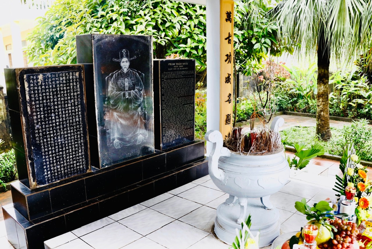Nápis na stéle v čínštině a vietnamštině na počest hrdiny Pham Than Duata. Foto: Bich Thao