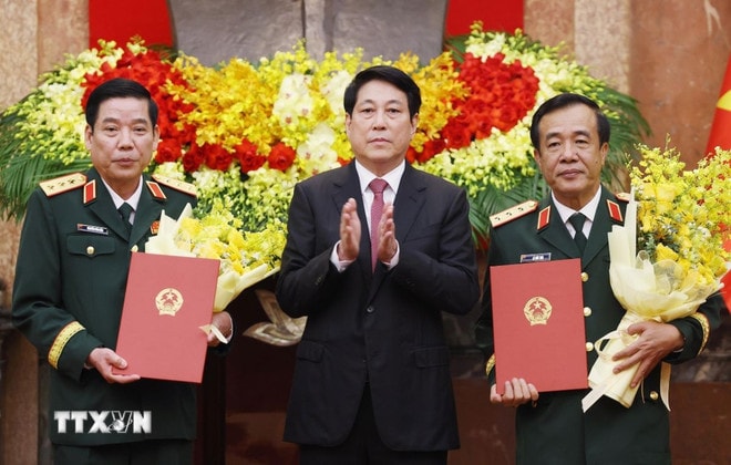 chu-tich-nuoc-trao-quyet-dinh-bo-nhiem-chu-nhiem-tong-cuc-chinh-tri-qdnd-va-thang-quan-ham-dai-tuong-voi-dong-chi-nguyen-trong-nghia-04-2.jpg