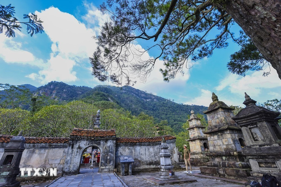 Vườn tháp Huệ Quang hiện còn lưu giữ 97 ngôi tháp mộ. Mỗi tháp mộ đều có kích thước và độ cao thấp khác nhau, điều đó thể hiện vị trí, chức sắc của các nhà sư tu hành tại nơi đây. (Ảnh: Minh Đức/TTXVN)