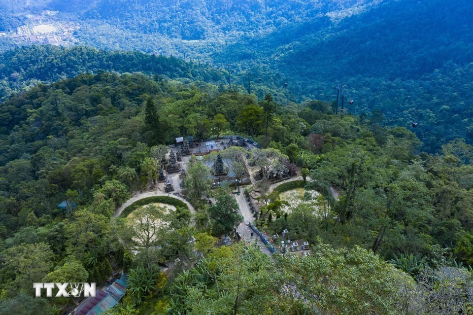 Vườn tháp Huệ Quang trên Yên Tử hiện còn lưu giữ 97 ngôi tháp mộ. Mỗi tháp mộ đều có kích thước và độ cao thấp khác nhau, thể hiện vị trí, chức sắc của các nhà sư tu hành nơi đây. (Ảnh: Minh Đức/TTXVN)