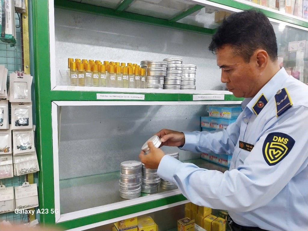 Cán bộ QLTT TP.HCM kiểm tra hàng hoá vi phạm. Cán bộ QLTT TP.HCM kiểm tra hàng hoá vi phạm.