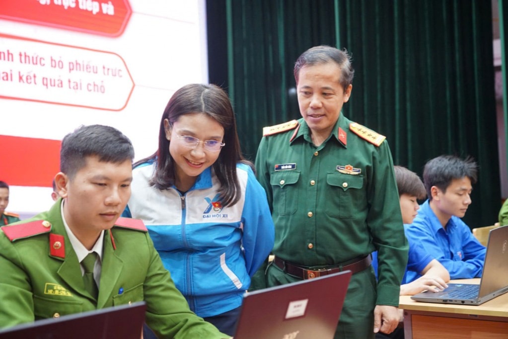Bí thư T.Ư Đoàn, Chủ tịch Hội đồng Đội T.Ư động viên đoàn viên, thanh niên tham gia cuộc thi.