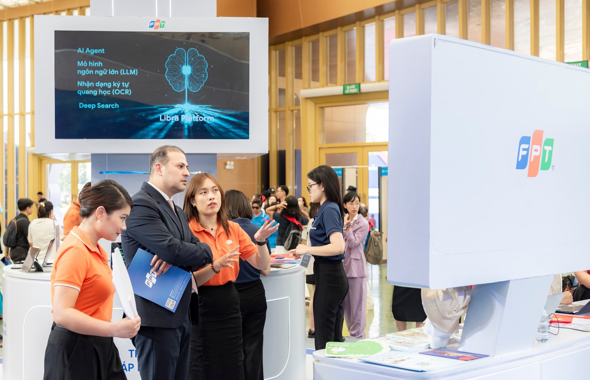 សូមណែនាំផលិតផលនៃប្រធានបទជាតិ ai នៃក្រុម fpt ក្នុងដំណើរឆ្ពោះទៅរកភាពជោគជ័យជាតិ ៨០ឆ្នាំ នៃឯករាជ្យ សេរីភាព និងសុភមង្គល..jpg