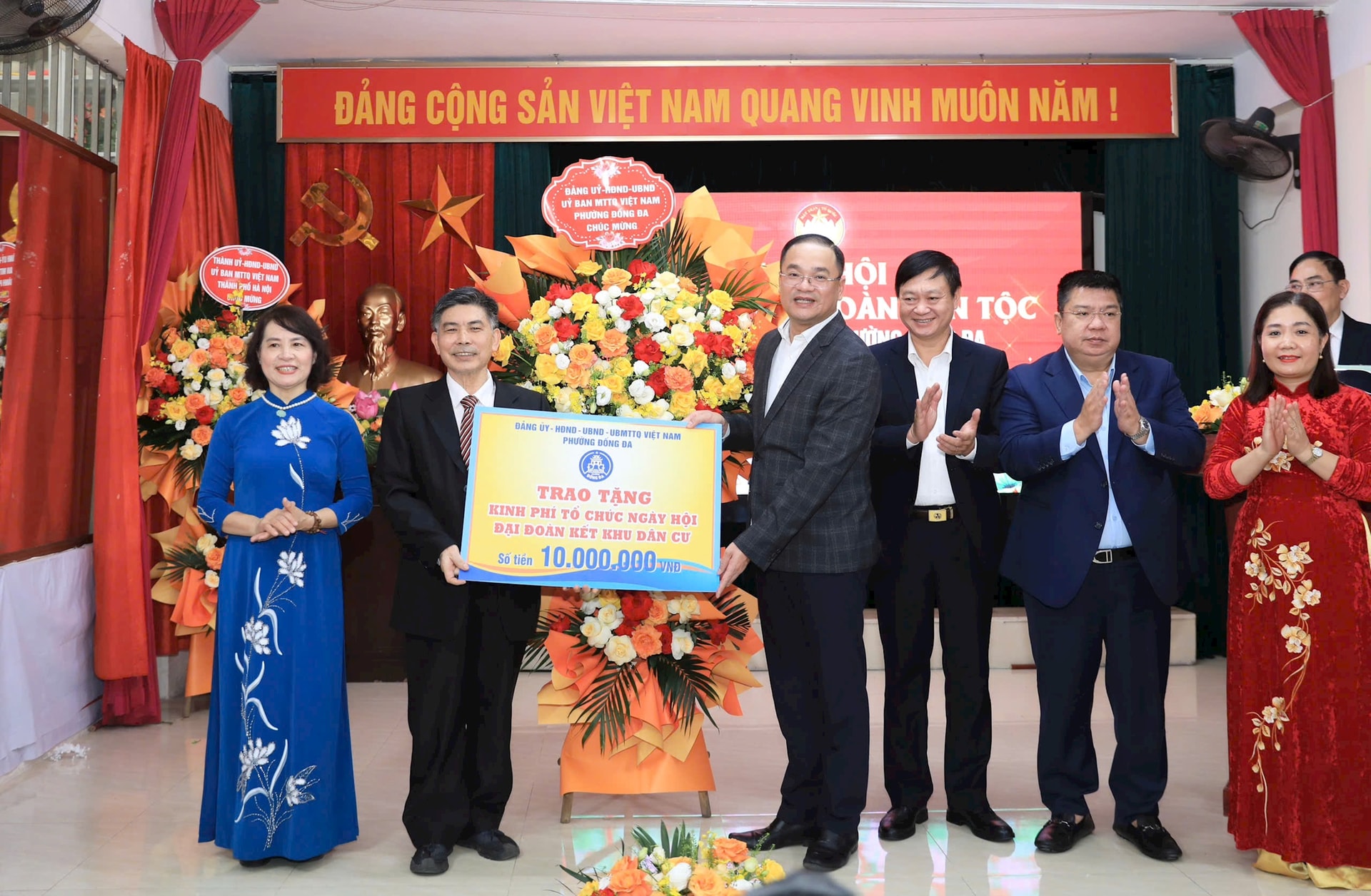 ການນຳເຂດດົງດາມອບຂອງຂວັນໃຫ້ເຂດທີ່ຢູ່ອາໄສເລກ 30. ພາບ: ກວາງໄທ