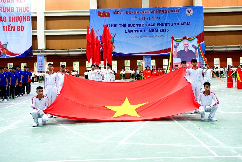 Các vận động viên rước cờ tổ quốc, chân dung Chủ tịch Hồ Chí Minh tại lễ khai mạc Đại hội Thể dục Thể thao phường Từ Liêm lần thứ nhất