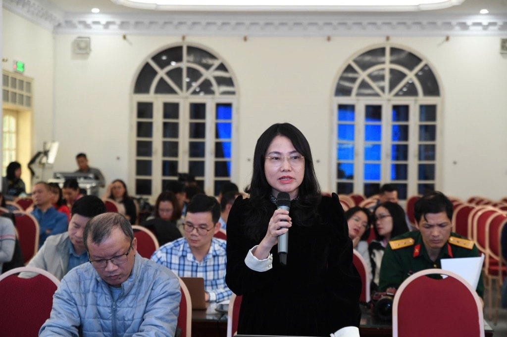 Phóng viên báo Văn hóa đặt câu hỏi tại buổi họp báo