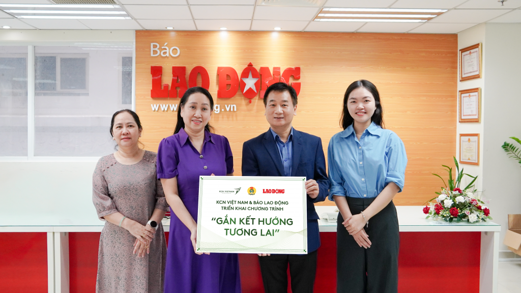 Ông Hardy Diec - Giám đốc Điều hành Tập đoàn KCN Việt Nam trao bảng tượng trưng cho bà Trần Thị Mộng Thoa - Trưởng Cơ quan Thường trú Báo Lao Động tại TP.HCM, chính thức khởi động hành trình “KCN Việt Nam - Gắn Kết Hướng Tương Lai”.
