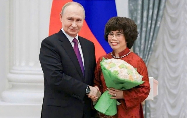 Tổng thống Liên bang Nga Vladimir Putin trao tặng Anh hùng Lao động Việt Nam Thái Hương Huân chương Hữu nghị của Nhà nước Liên bang Nga. (Ảnh: Điện Kremlin)