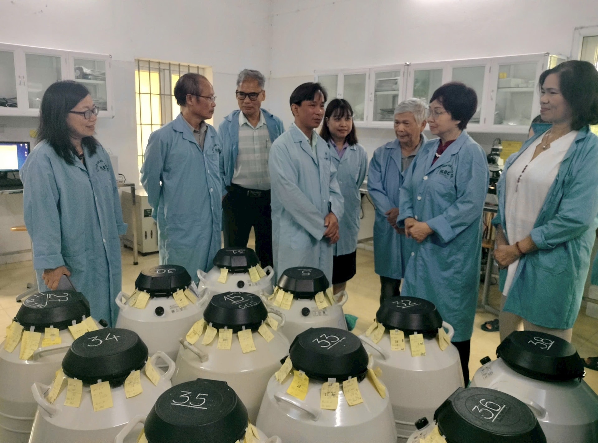 Thạc sĩ Nguyễn Ngọc Kiên trao đổi với Ban Giám khảo về kết quả của đề tài