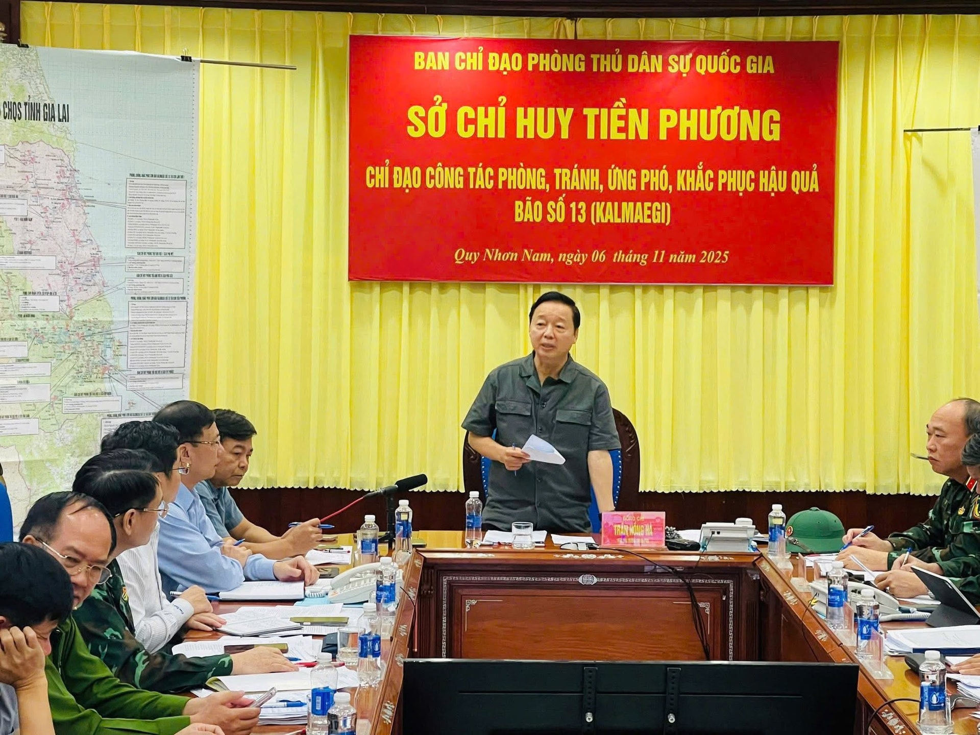 Visestatsminister Tran Hong Ha leder stormforebyggende arbeid nr. 13. Foto: Duc Hieu.