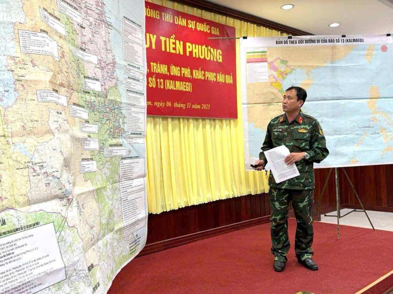 Militærrepresentant rapporterer om stormforebyggende arbeid nr. 13. Foto: Duc Hieu.