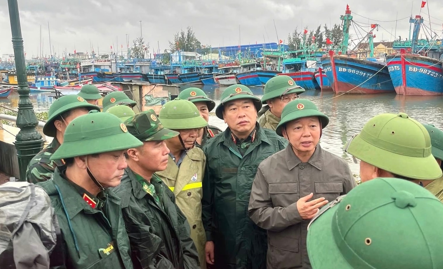 Visestatsminister Tran Hong Ha inspiserer stormforebyggende arbeid nr. 13 i Quy Nhon-distriktet. Foto: Duc Hieu.