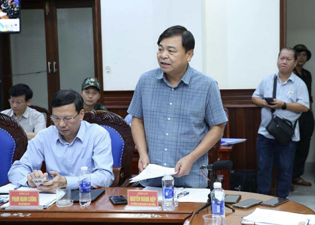 Thứ trưởng Bộ Nông nghiệp và Môi trường Nguyễn Hoàng Hiệp cung cấp thông tin cập nhật về tình hình bão - Ảnh: VGP/Minh Khôi