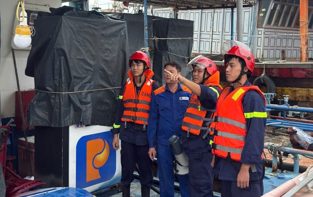Lực lượng Công an Đà Nẵng phối hợp cùng Bộ đội Biên phòng và Ban Quản lý âu thuyền phối hợp hướng dẫn ngư dân chằng néo phương tiện tại âu thuyền, đảm bảo an toàn trước bão.
