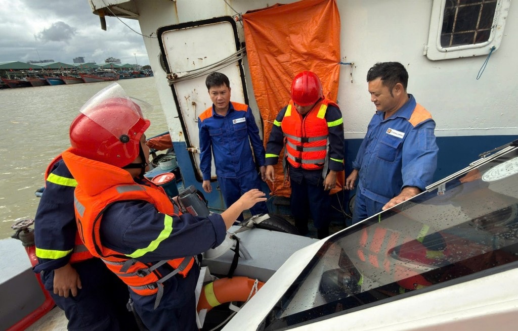 Lực lượng Công an Đà Nẵng phối hợp cùng Bộ đội Biên phòng và Ban Quản lý âu thuyền phối hợp hướng dẫn ngư dân chằng néo phương tiện tại âu thuyền, đảm bảo an toàn trước bão.