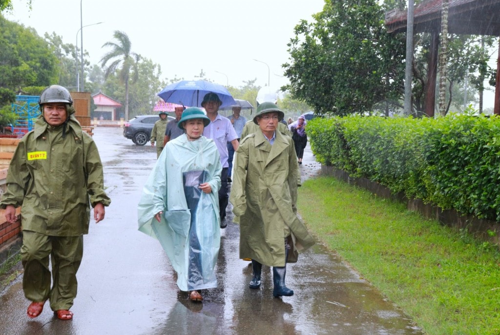 Trước nguy cơ bão số 13 đổ bộ, Phó Chủ tịch UBND tỉnh Quảng Ngãi Nguyễn Ngọc Sâm cùng  đoàn công tác đã kiểm tra các xã xung yếu, chỉ đạo các địa phương phải kích hoạt toàn bộ hệ thống để bảo vệ người dân.